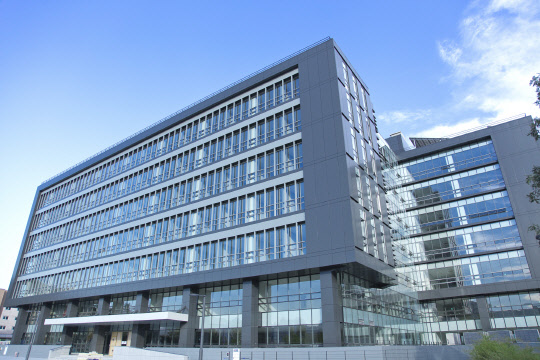수원대학교(총장 이인수)가 테크니컬 컴퓨팅 소프트웨어 업체인 매스웍스코리아와 지난달 31일 매트랩(MATLAB) 및 시뮬링크(Simulink)를 포함한 캠퍼스 라이선스 계약을 체결했다고 밝혔다. 캠퍼스 라이선스는 복잡한 수학 계산을 필요로 하는 모든 학과 및 교내 어디서든 수업과 연구 목적으로 사용자 수 제한 없이 매트랩을 사용할 수 있어 미국, 유럽, 호주 등 해외 많은 대학에서 활용하고 있다. 수원대 미래혁신관 전경. 수원대 제공